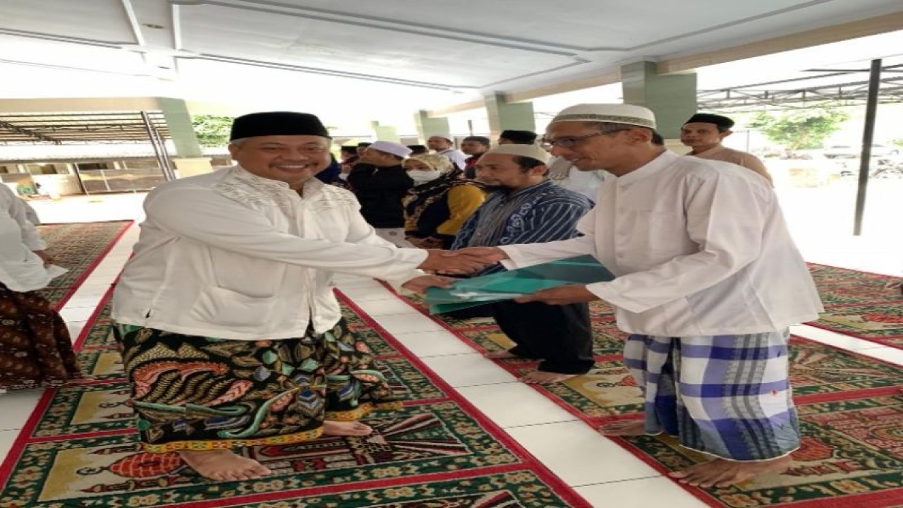 Ketua Umum Kospin Jasa H.M. Andy Arslan Djunaid menyerahkan santunan Asuransi Jiwa Syariah pada ahli waris takmir masjid di Pekalongan, Jateng, Jumat (16/12/2022). (FOTO ANTARA/HO-Humas Kospin Jasa)