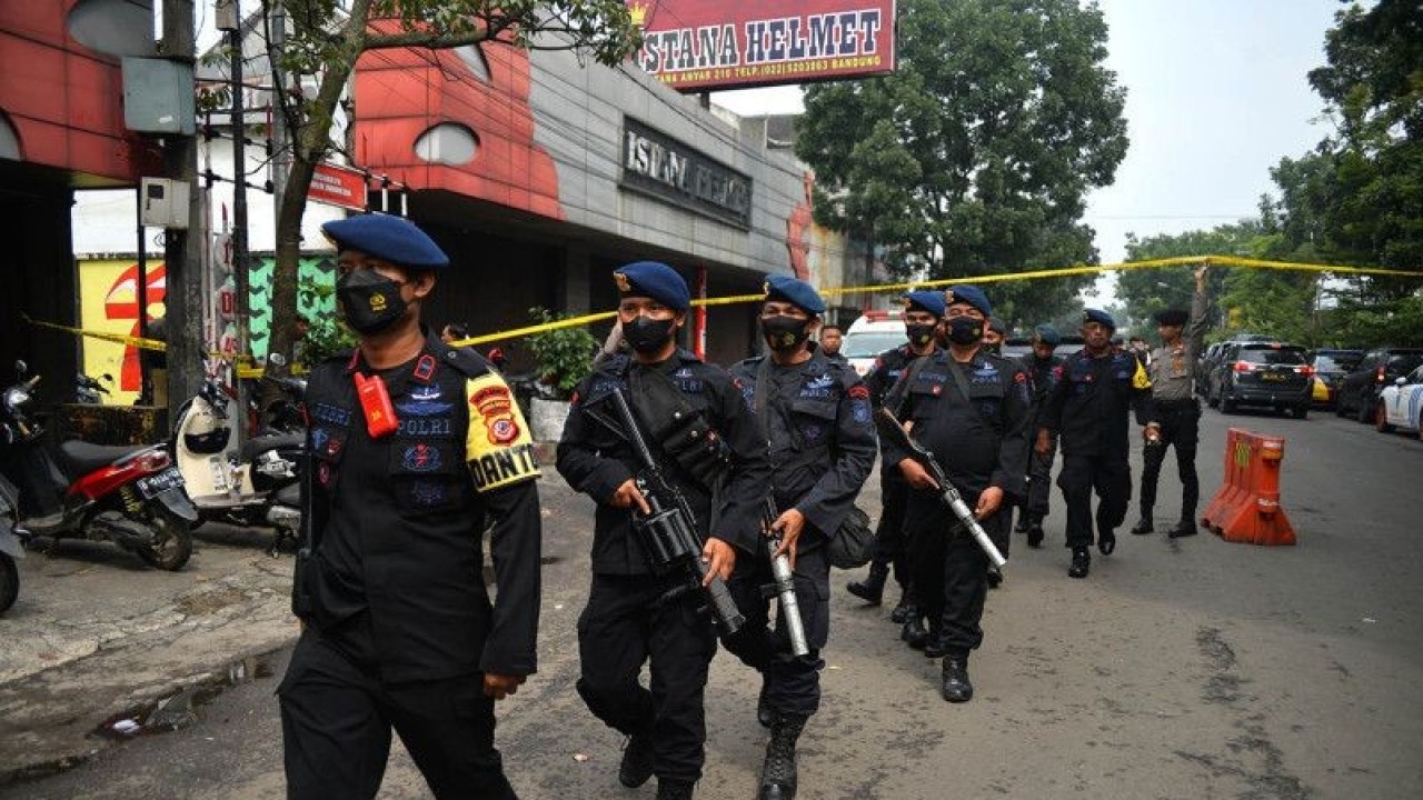 Anggota Brimob berjaga di kawasan Astanaanyar, Bandung, Jawa Barat, Rabu (7/12/2022). (ANTARA FOTO/Raisan Al Farisi/pras)