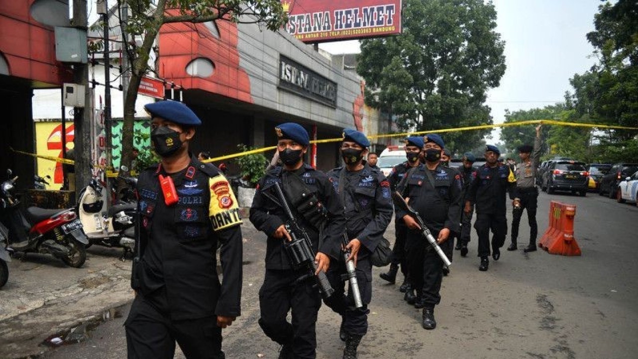 Anggota Brimob berjaga di kawasan Astanaanyar, Bandung, Jawa Barat, Rabu (7/12/2022). (ANTARA FOTO/Raisan Al Farisi/pras)