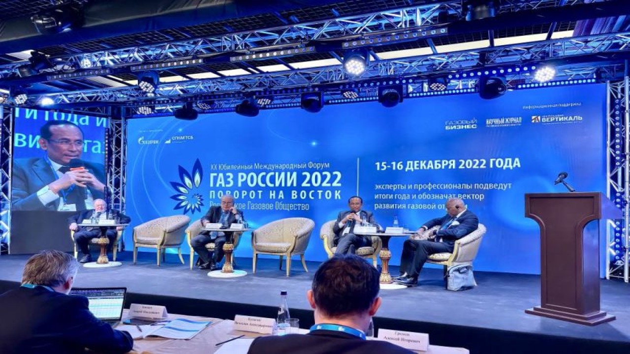 Anggota Dewan Energi Nasional (DEN) Satya Widya Yudha berbicara saat menjadi narasumber dalam forum Russian Gas 2022-Pivot to the East, yang diselenggarakan The Union of Oil and Gas Organizations "Russian Gas Society", di Moskow, Kutuzovsky Prospekt, Rusia, Jumat (16/12/2022). ANTARA/HO-DEN