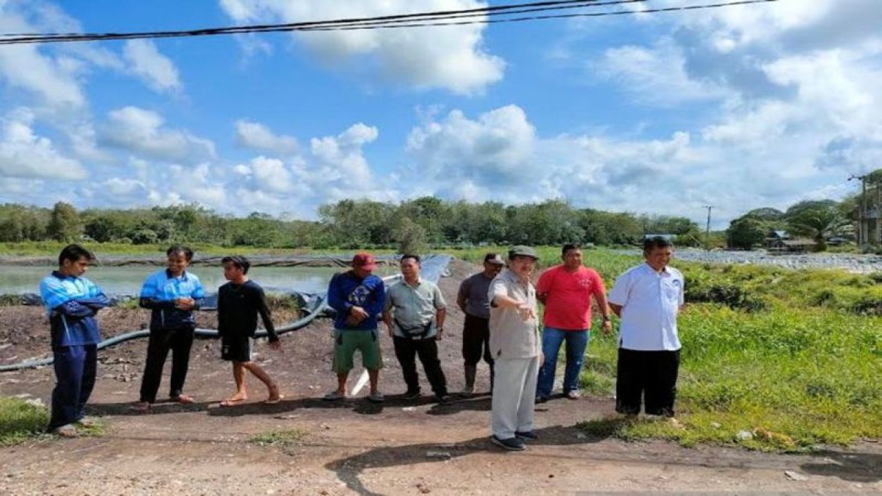 Anggota DPD RI Agustin Teras Narang (kedua kanan) saat berkunjung ke tempat budi daya ikan milik BPBAT Mandiangin di Desa Garung, Pulang Pisau, Selasa (20/12/2022). ANTARA/Jaya W Manurung.