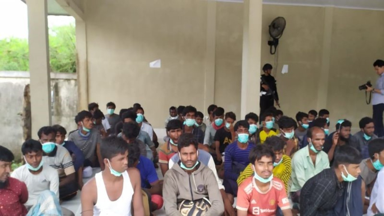 Para pengungsi Rohingya saat dipindahkan ke UPTD Rumoh Seujahtera Beujroh Meukarya Ladong Tuna Sosial Dinas Sosial Aceh, di Aceh Besar, Minggu (25/12/2022) (ANTARA/Rahmat Fajri)