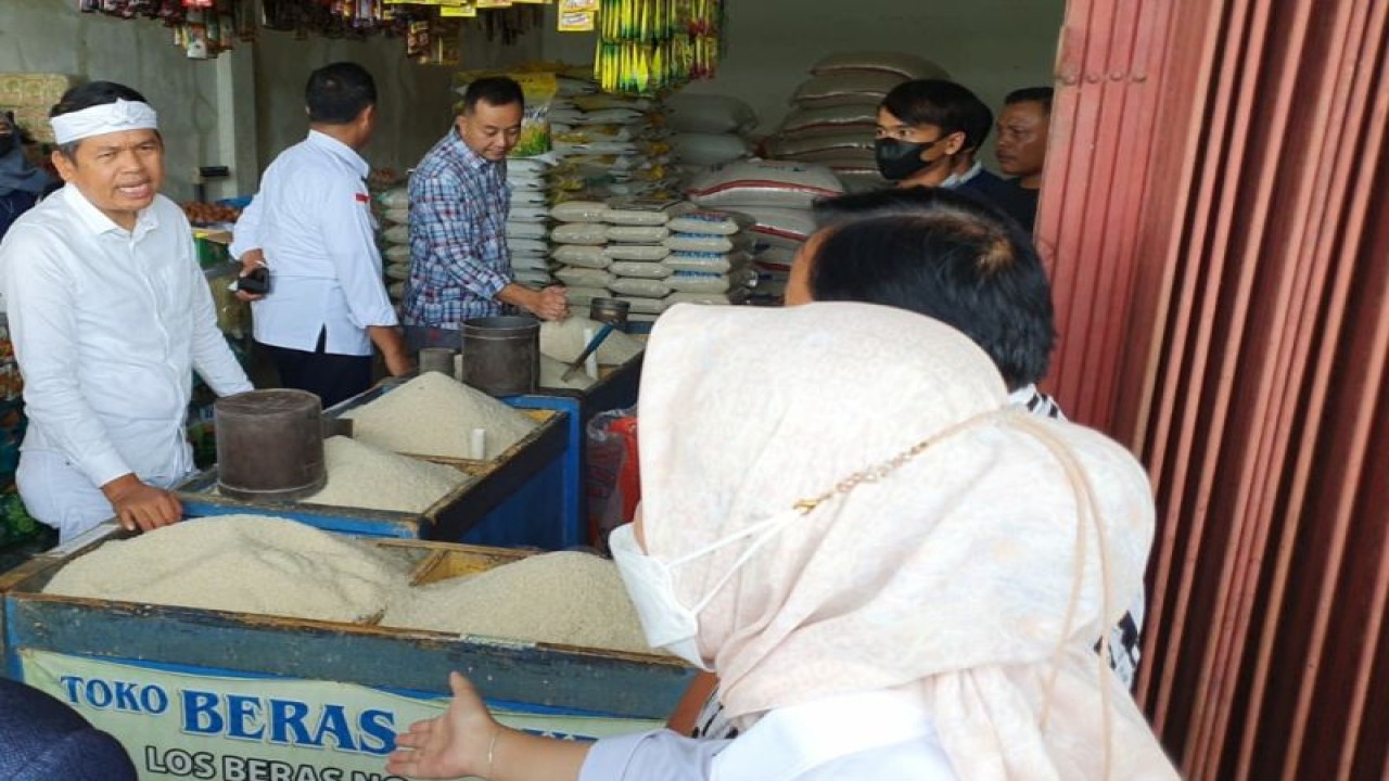 Anggota DPR RI Dedi Mulyadi (kiri) saat meninjau pasar di Purwakarta. (ANTARA/Dok Dedi Mulyadi)