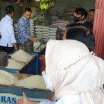 Anggota DPR RI Dedi Mulyadi (kiri) saat meninjau pasar di Purwakarta. (ANTARA/Dok Dedi Mulyadi)-1670316560