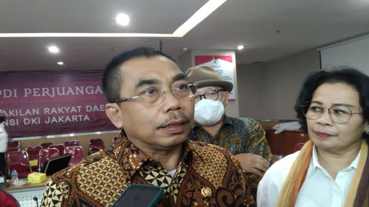 Arsip Foto - Anggota DPRD DKI Jakarta Gembong Warsono diwawancarai wartawan di gedung DPRD DKI, Rabu (10/8/2022). (ANTARA/Dewa Ketut Sudiarta Wiguna)