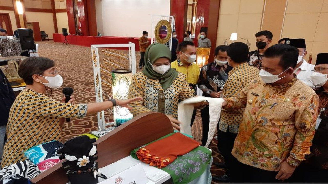 Anggota DPRD Kepri sekaligus Ketua TP PKK melihat produk batik yang dihasilkan pelaku IKM asal Kota Batam. (Ogen)