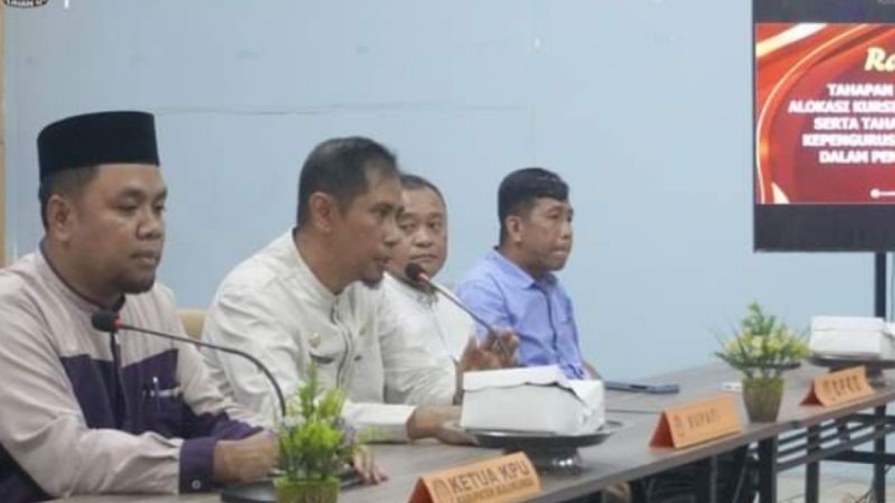 Anggota KPU Kabupaten Bulukumba saat menggelar rapat koordinasi tahapan penataan daerah pemilihan. ANTARA/HO-KPU Kabupaten Bulukumba
