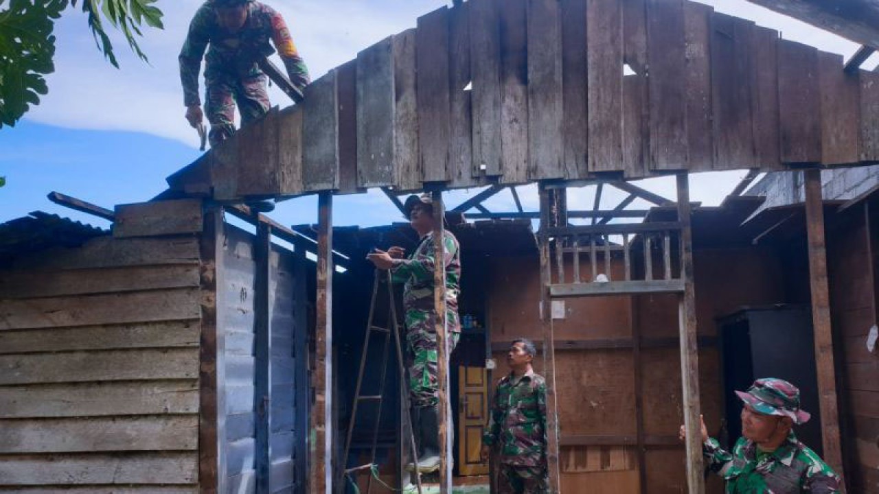 Anggota TNI AD saat melakukan pembongkaran rumah tidak layak huni untuk diperbaiki di Natuna, Kepri, Selasa (6/12/2022). (FOTO ANTARA/Cherman)