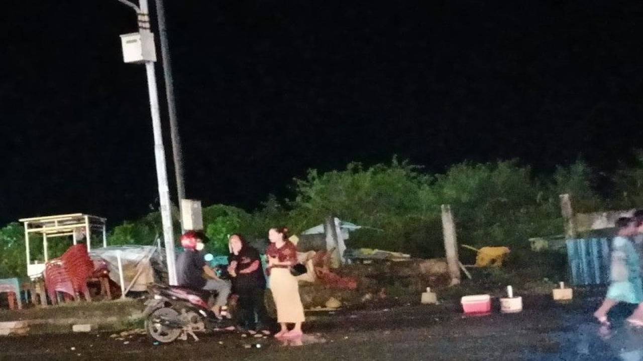 Angin kencang disertai hujan melanda wilayah pesisir Kabupaten Mamuju, Provinsi Sulawesi Barat (Sulbar) dan memorak-porandakan lapak pedagang di anjungan Pantai Manakarra Mamuju, Kamis (29/12/2022). ANTARA/M Faisal Hanapi