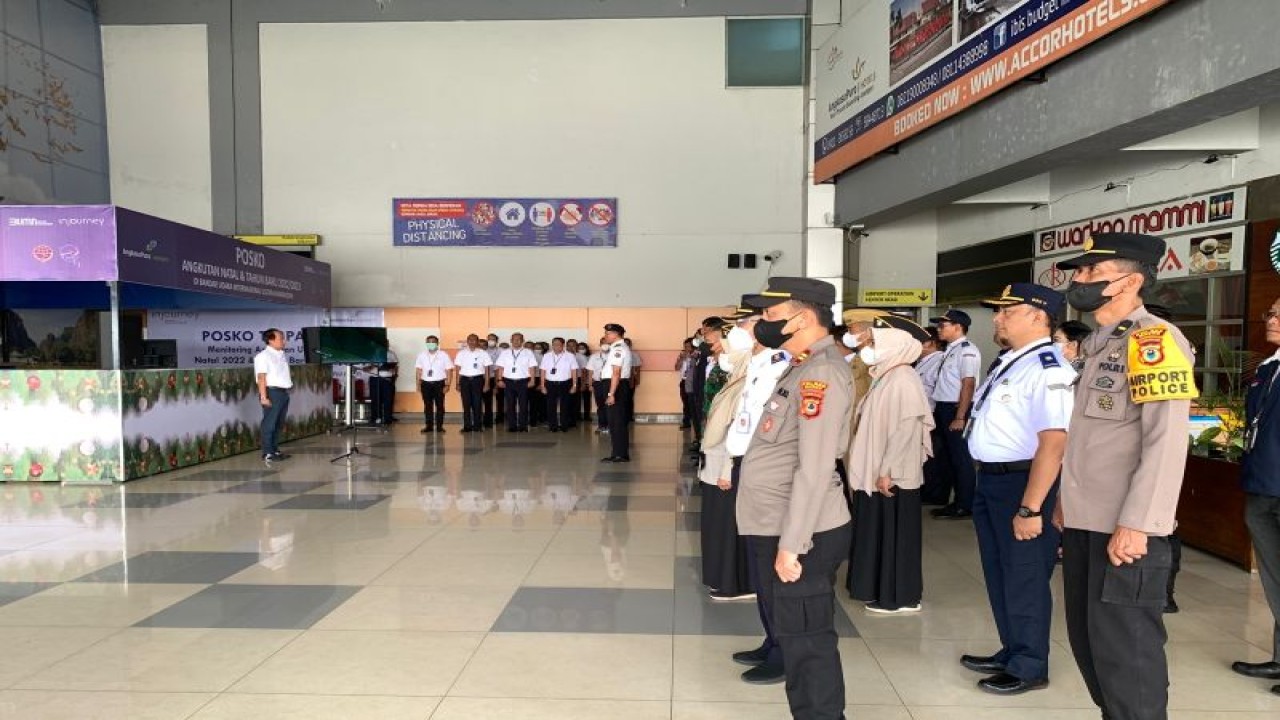 Suasana pembukaan Posko Natal dan tahun baru 2023 oleh General Manager Bandara internasional akz di area Kedatangan penumpang di Bandara Sultan Hasanuddin, Makassar, Senin (19//12/2022)
