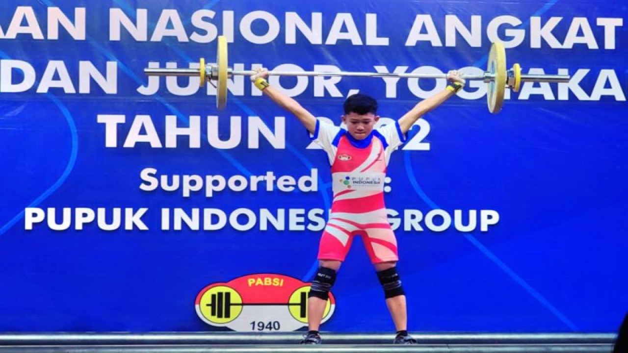 Foto arsip - Salah satu peserta melakukan angkatan dalam Kejurnas Angkat Besi Remaja dan Junior 2022 yang secara resmi bergulir di GOR Klebengan, Yogyakarta, Selasa (27/9/2022).  (ANTARA/HO-KONI Pusat)