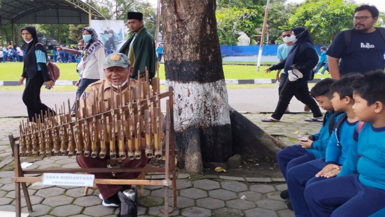 Permainan musik angklung di halaman depan Museum Pusat TNI AU Dirgantara Mandala (Muspusdirla) di komplek Lanud Adisutjipto Yogyakarta, Selasa (13/12/2022). ANTARA/HO-Humas Lanud Adisutjipto Yogyakarta