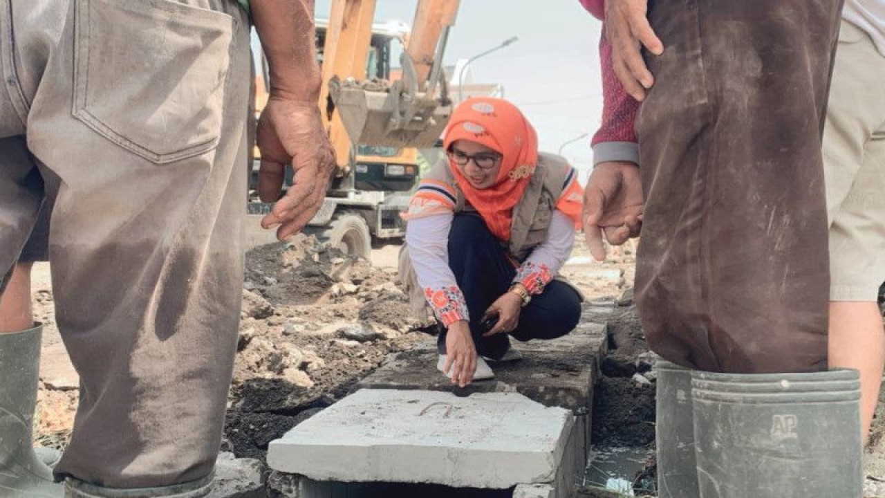 Wakil Ketua Komisi C Bidang Perekonomian DPRD Kota Surabaya Aning Rahmawati saat inspeksi pembangunan saluran air di Kota Surabaya, Selasa (13/12/2022). ANTARA/HO-Diskominfo Surabaya