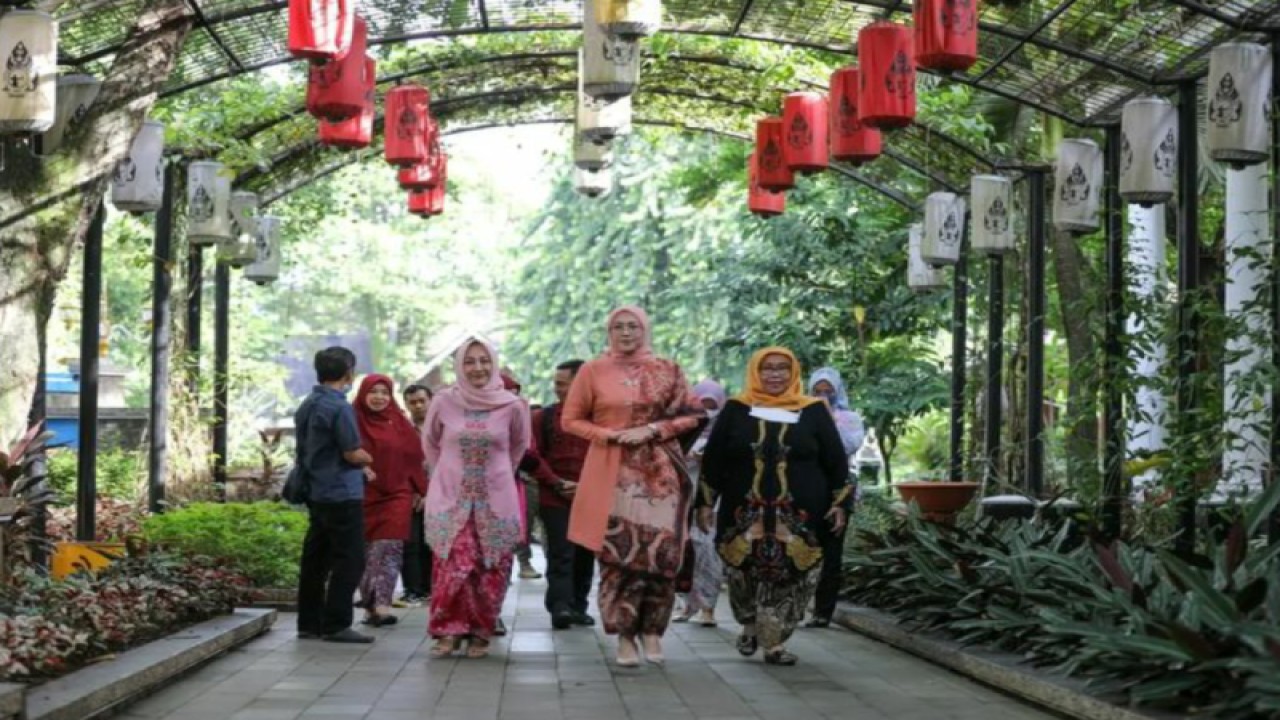 Bupati Purwakarta Anne Ratna Mustika (tengah). (ANTARA/HO-Pemkab Purwakarta)