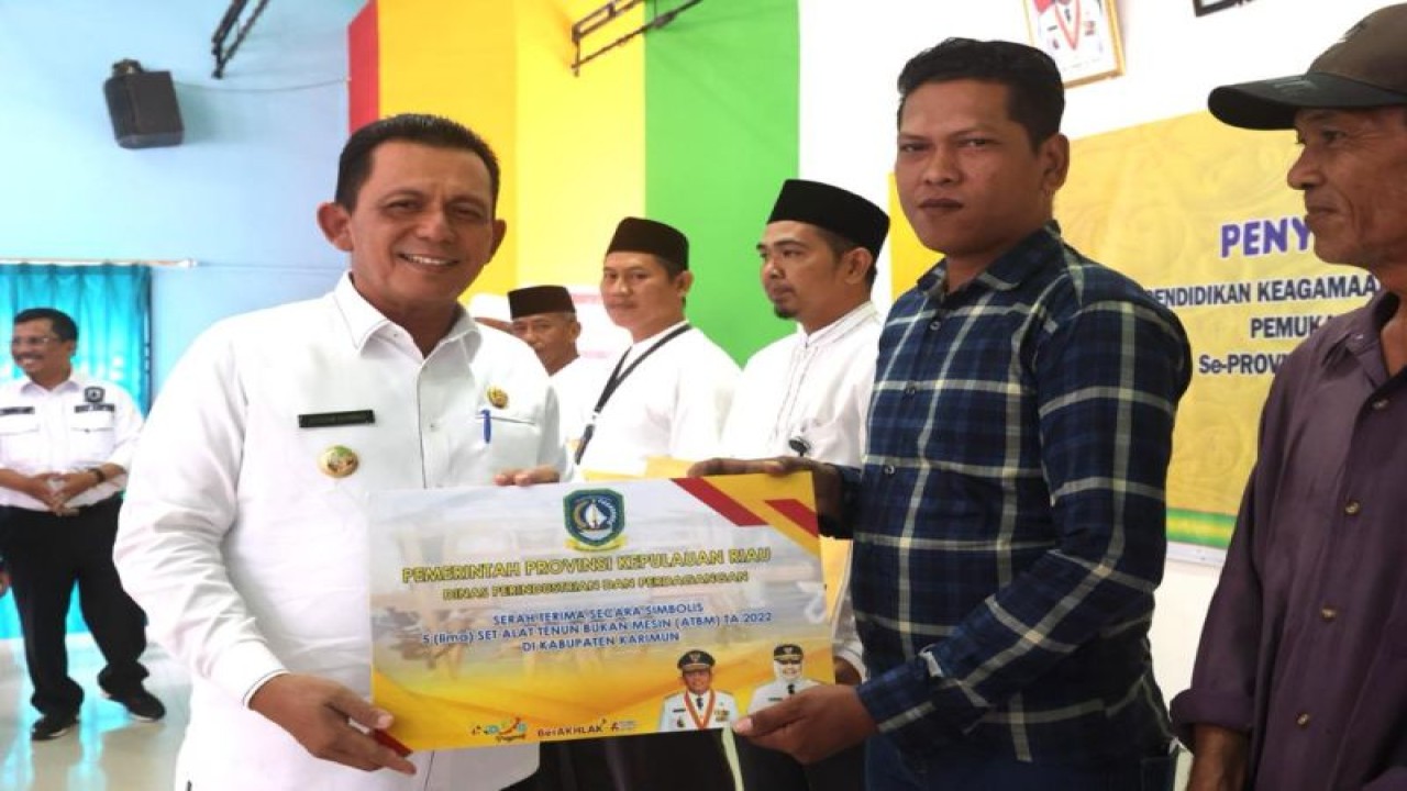 Gubernur Kepulauan Riau Ansar Ahmad menyerahkan insentif untuk mubalig dalam acara yang berlangsung di aula SMAN 1 Kundur, Kabupaten Karimun, Selasa (6/12/2022). (ANTARA/HO-Humas Pemprov Kepri)