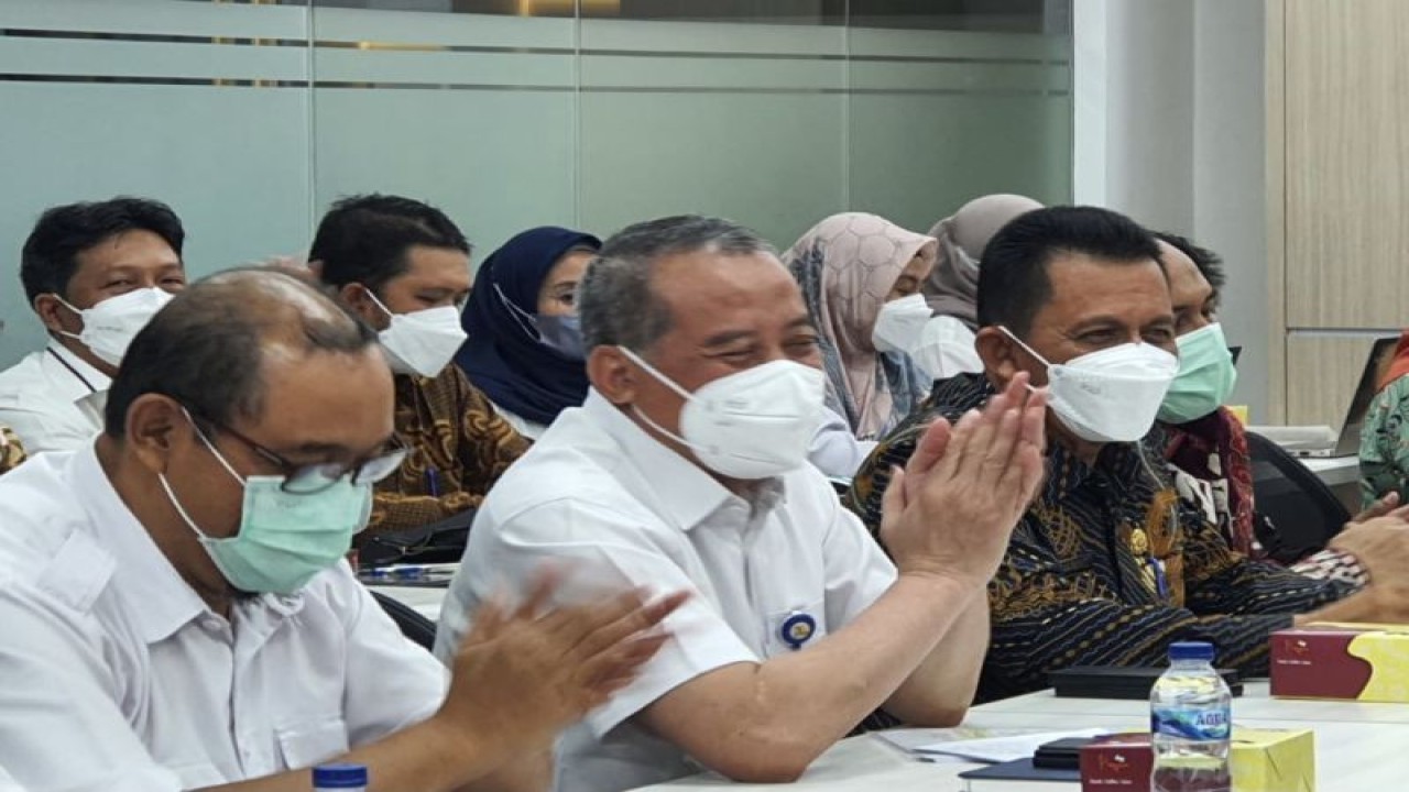 Gubernur Kepri Ansar Ahmad (Ujung kanan baju batik) saat mengikuti pembahasan poin-poin kesepakatan pembangunan jembatan Batam-Bintan di ruang rapat kantor Kementerian PUPR, Direktorat Jenderal Bina Marga di Jakarta pada Kamis (15/12/2022). (FOTO ANTARA/HO-Humas Pemprov Kepri)