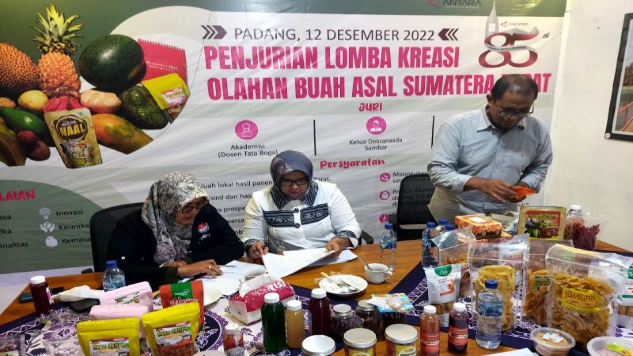 Dewan juri yaitu instruktur Tataboga dari  Royal Asia College Huryati Rasyid (kiri) Dosen Tata Boga Universitas Negeri Padang Dr Kasmita (tengah)  dan Kepala Biro LKBN Antara Sumbar Maswandi (kanan) melakukan penjurian lomba kreasi kuliner berbahan buah di Padang, Senin (Antara/Ikhwan Wahyudi)