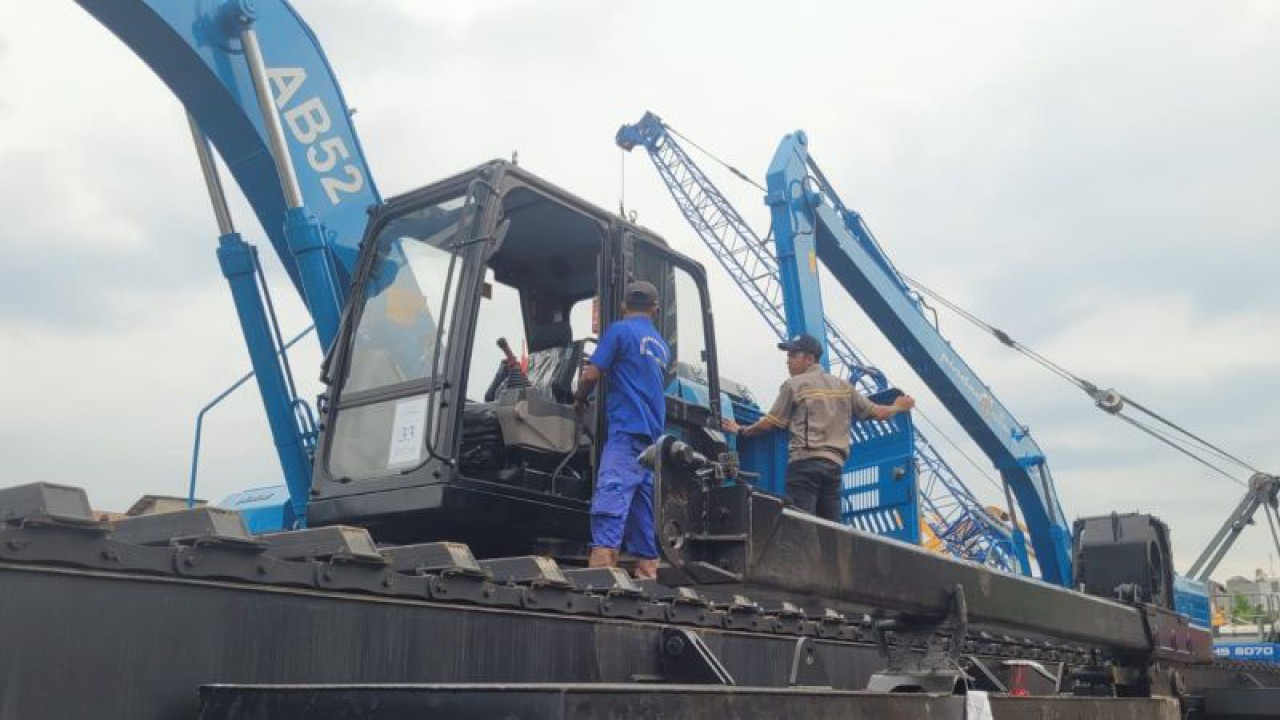 UPT Alkal siagakan alat berat antisipasi banjir, Jakarta, Senin (28/11/2022). ANTARA/Dinas SDA Jakarta