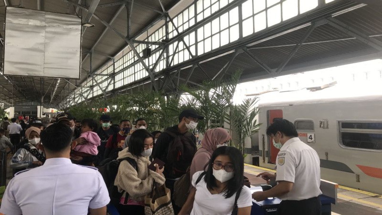 Antrean penumpang yang akan masuk ke kereta api di Stasiun Pasar Senen di Jakarta, Jumat (23/12/2022). (ANTARA/Kuntum Riswan)