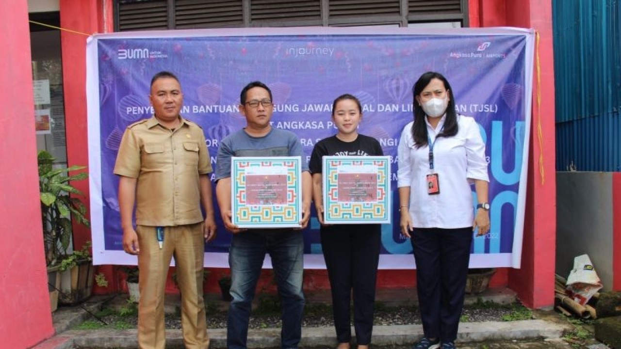 Stakeholder Relation Manager Bandara Sam Ratulangi Manado Yanti Pramono, saat menyerahkan bantuan pangan, di Manado, Rabu. (21/12/2022). FOTO ANTARA/Nancy L Tigauw