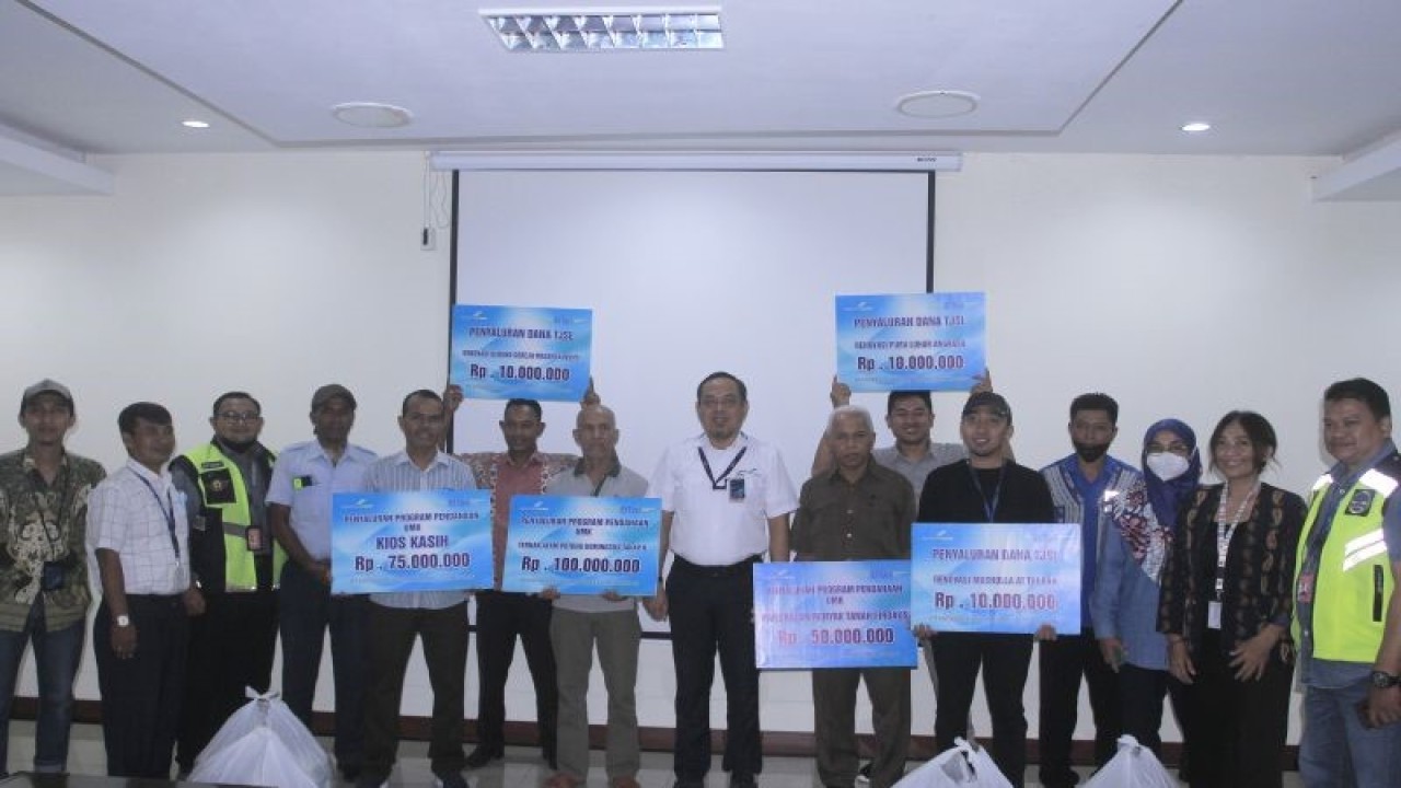 Pose bersama GM PT Angkasa Pura I bandara El Tari Kupang I Nyoman Noer Rohim dengan sejumlah penerima bantuan di Kupang, Selasa (20/12). ANTARA/Kornelis Kaha