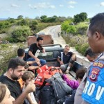 Aparat kepolisian Rote Ndao mengawal sejumlah imigran asal Irak yang terdampar di perairan Rote Ndao, NTT. (ANTARA/Ho-Polres Rote Ndao)-1671171337