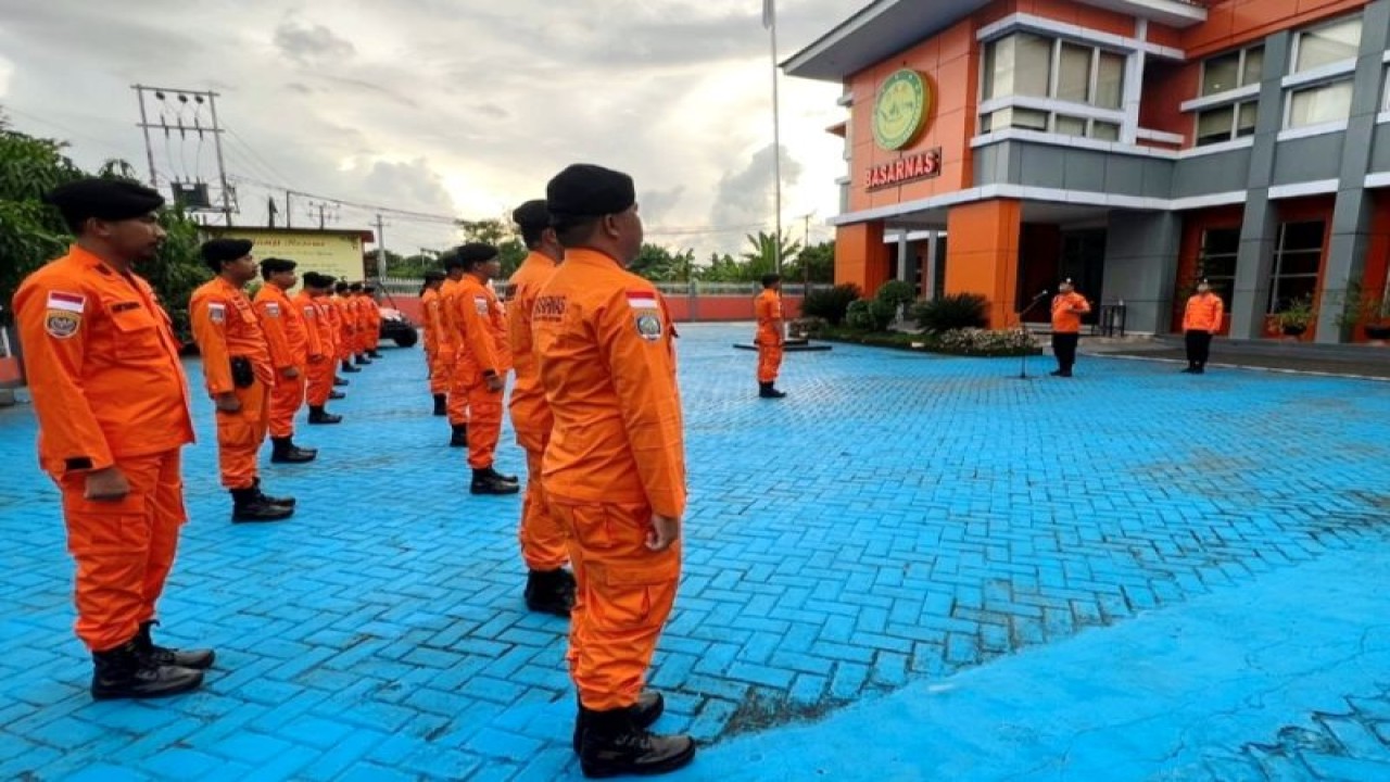 Suasana Apel Siaga SAR Khusus Natal 2022 dan Tahun Baru 2023 di halaman kantor Basarnas Sulsel kompleks Bandara Internasional Sultan Hasanuddin Makassar, Maros, Sulawesi Selatan, Senin (19/12/2022). ANTARA/HO-Humas Basarnas Sulsel.