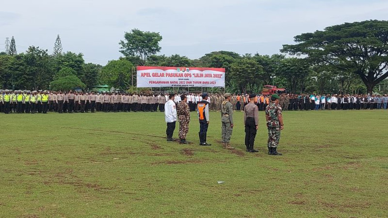 Petugas gabungan melaksanakan apel persiapan pengamanan Natal dan Tahun Baru 2023 di Taman Mini Indonesia Indah, Jakarta, Kamis (22/12/2022). ANTARA/Yogi Rachman