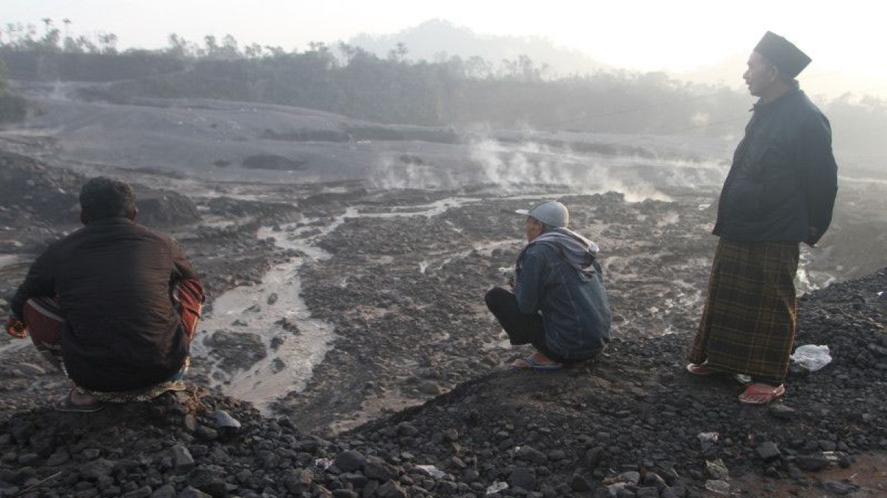 Sejumlah warga melihat jalur aliran lahar dan Awan Panas Guguran (APG) Gunung Semeru di kawasan Besuk Koboan, Pronojiwo, Lumajang, Jawa Timur, Senin (5/12/2022). ANTARA FOTO/Ari Bowo Sucipto/nym