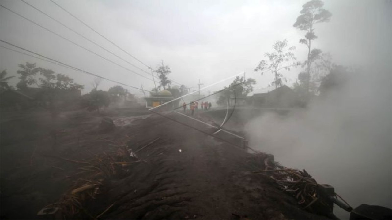 Tim SAR Gabungan melihat jalur aliran lahar dan Awan Panas Guguran (APG) Gunung Semeru di Dusun Kajar Kuning, Desa Sumberwuluh, Lumajang, Jawa Timur, Senin (5/12/2022). (ANTARA FOTO/Umarul Faruq/tom.)