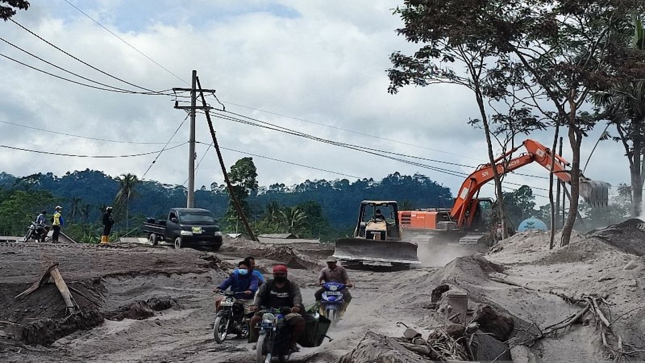 Petugas membersihkan material sisa awan panas guguran (APG) Gunung Semeru, di Dusun Kajar Kuning, Desa Sumberwuluh, Kecamatan Candipuro, Lumajang, Rabu (7/12/2022). (ANTARA/Willi Irawan)