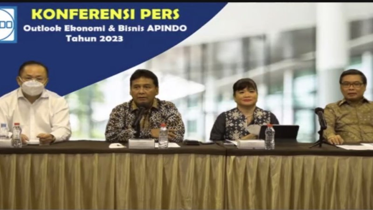 Ketua Umum Asosiasi Pengusaha Indonesia Haryadi Sukamdani (kedua dari kiri) menyampaikan Outlook Ekonomi dan Bisnis 2023 di Jakarta, Rabu. (ANTARA/ Tangkapan Layar Aplikasi)