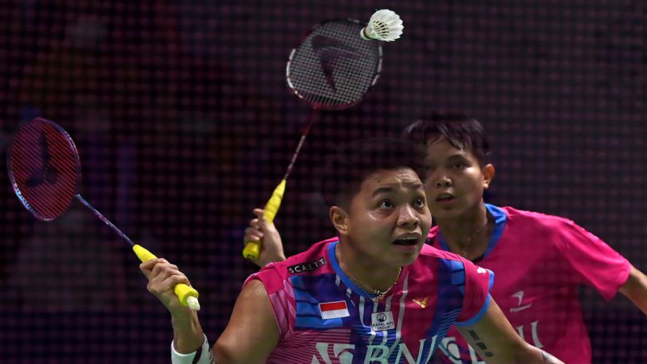 Arsip - Pebulu tangkis ganda putri Indonesia Apriyani Rahayu (kiri) dan Siti Fadia Silva Ramadhanti mengembalikan kok ke arah ganda putri Korea Selatan Lee So Hee/Shin Seung Chan dalam perempat final Indonesia Open 2022 di Istora Senayan, Jakarta, Jumat (17/6/2022). ANTARA FOTO/Sigid Kurniawan/pras.