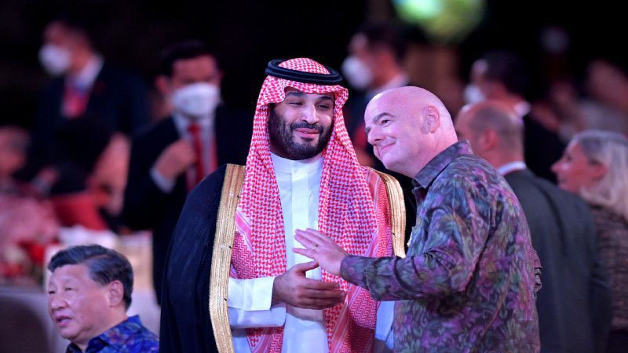 Foto arsip - Putra Mahkota Arab Saudi Pangeran Mohammed bin Salman (kiri) berbincang dengan Presiden FIFA Gianni Infantino saat menghadiri acara Welcoming Dinner and Cultural Performance KTT G20 2022 di kawasan Taman Budaya Garuda Wisnu Kencana (GWK), Badung, Bali, Selasa (15/11/2022). ANTARA FOTO/Media Center G20 Indonesia/Fikri Yusuf/wsj. (ANTARA FOTO/FIKRI YUSUF)