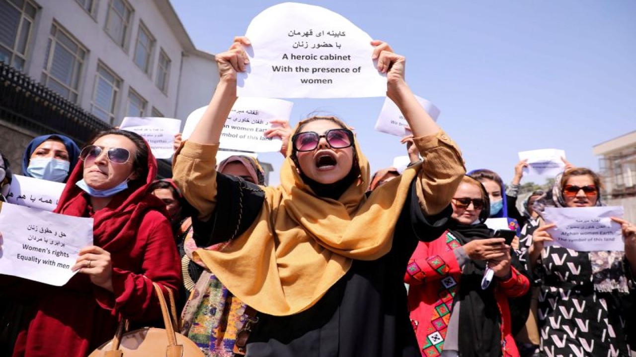 Arsip - Para pejuang hak perempuan Afganistan dan aktivis sipil melakukan protesdi depan istana kepresidenan di Kabul, Afganistan, Jumat (3/9/2021). Mereka mendesak Taliban untuk mendukung prestasi mereka dan pendidikan. ANTARA FOTO/REUTERS/Stringer/foc/cfo