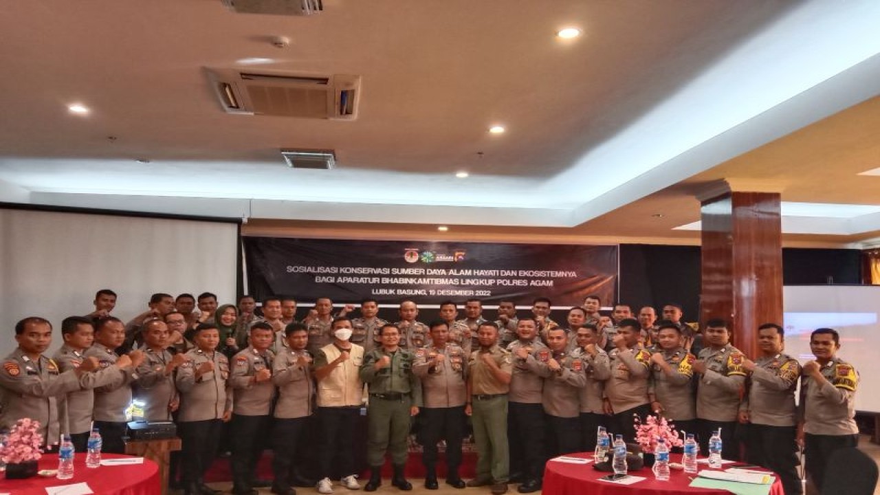 Kepala BKSDA Sumatera Barat Ardi Andono berforo bersama Bhabinkamtibmas Polres Agam dalam acara sosialisasi mengenai penanganan konflik satwa liar di Hotel Sakura Syariah Lubukbasung, Senin (19/12/2022). (ANTARA/Yusrizal)