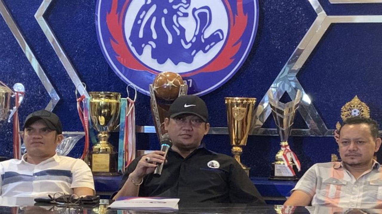 Manajer Arema FC Wiebie Dwi Andriyas (tengah), pada saat memberikan keterangan kepada media di Kota Malang, Jawa Timur, Senin (5/12/2022). (ANTARA/Vicki Febrianto)
