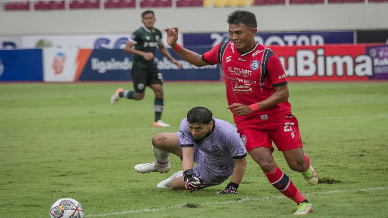 Pesepak bola Arema FC Dedik Setiawan (kanan) berusaha melewati penjaga gawang Persikabo 1973 Moch. Diky Adriyana (kiri) pada pertandingan BRI Liga 1 di Stadion Manahan, Solo, Jawa Tengah, Rabu (14/12/2022). Arema FC menang atas Persikabo 1973 dengan skor 1-0. ANTARA FOTO/Mohammad Ayudha/hp.