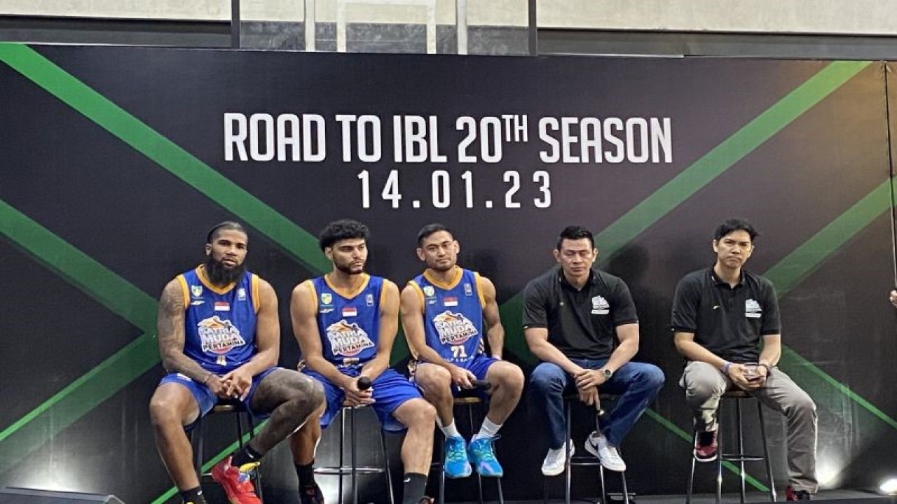 (Ki-ka) Pemain Satria Muda Pertamina Jakarta Elijah Foster, Alley Jefrey West, dan Widyanta Putra Teja didampingi pelatih Youbel Sondakh dan Wakil Presiden Satria Muda Rony Gunawan dalam jumpa pers Media Day Road to IBL 2023 di Jakarta, Rabu (14/12/2022). (ANTARA/Shofi Ayudiana)