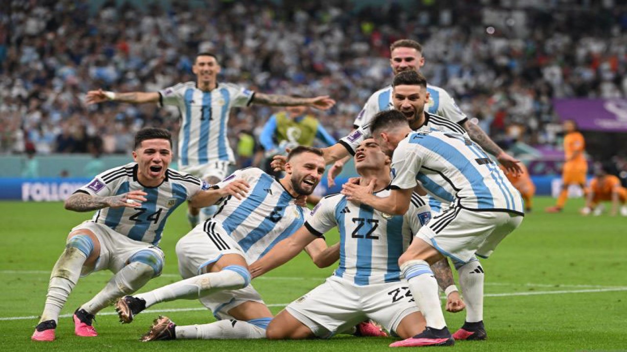 Para pemain Argentina melakukan selebrasi usai menang adu penalti lawan Belanda dalam pertandingan perempat final Piala Dunia 2022 lawan Belanda di Lusail Stadium, Doha pada 10 Desember 2022. ANTARA/AFP/ALBERTO PIZZOLI