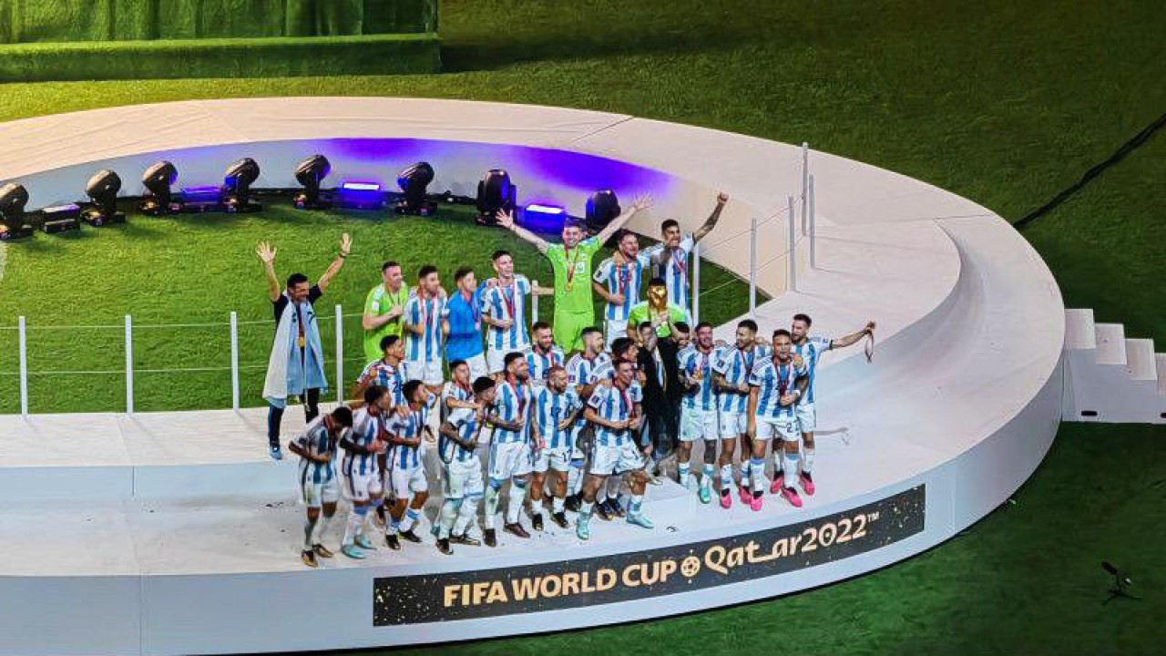 Megabintang tim nasional Argentina Lionel Messi mengangkat trofi Piala Dunia 2022 seusai memenangi adu penalti 4-2 atas Prancis dalam partai final di Stadion Lusail, Al Daayen, Qatar, Minggu (18/12/2022). ANTARA/Gilang Galiartha/aa.