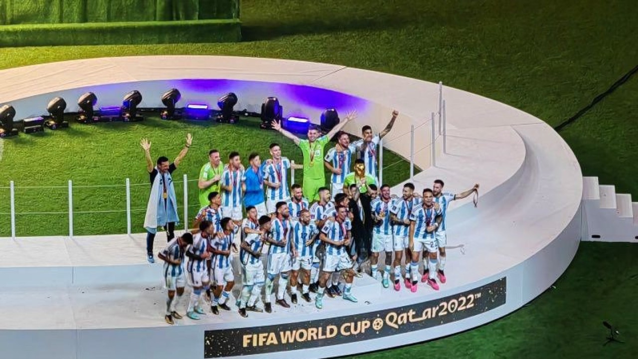 Megabintang tim nasional Argentina Lionel Messi mengangkat trofi Piala Dunia 2022 seusai memenangi adu penalti 4-2 atas Prancis dalam partai final di Stadion Lusail, Al Daayen, Qatar, Minggu (18/12/2022). ANTARA/Gilang Galiartha/aa.