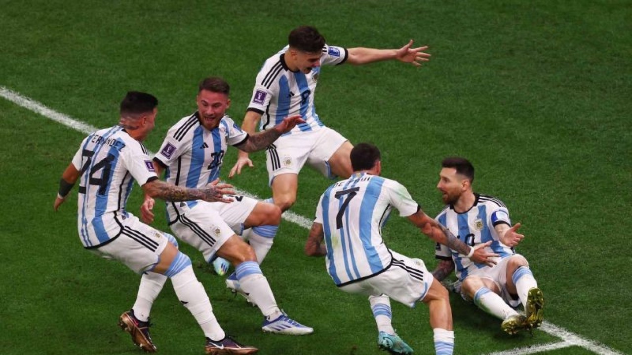 Pemain timnas Argentina Lione Messi (kanan) berselebrasi usai mencetak gol dari titik pinalti ke gawang Prancis pada pertandingan Final Piala Dunia Qatar 2022 di Stadion Lusail, Lusai, Qatar, Minggu (18/12/2022). Argentina unggul sementara 1-0 atas Prancis. ANTARA FOTO/REUTERS/Paul Childs/wsj.