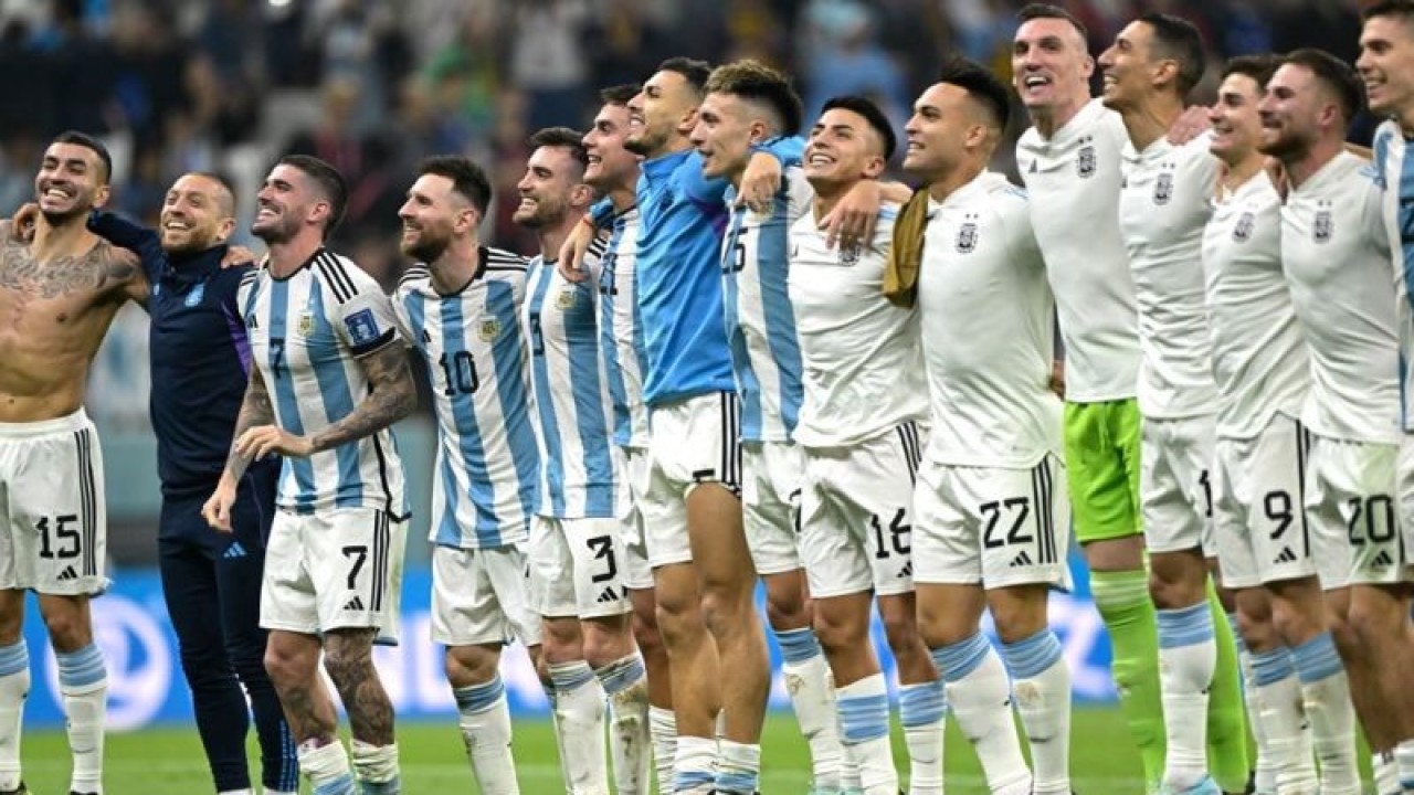 Para pemain Argentina merayakan kemenangan 3-0 atas Kroasia dalam pertandingan semifinal Piala Dunia 2022 di Lusail Stadium in Lusail, Doha pada 14 Desember 2022. ANTARA/AFPJUAN MABROMATA