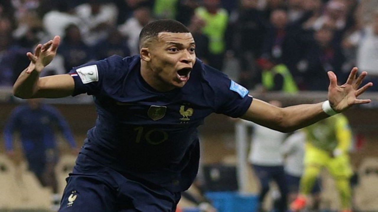 Striker Prancis Kylian Mbappe merayakan gol dalam final Piala Dunai 2022 antara Argentina dan Prancis di Lusail Stadium di Lusail, Doha, 18 Desember 2022. (AFP/ADRIAN DENNIS)