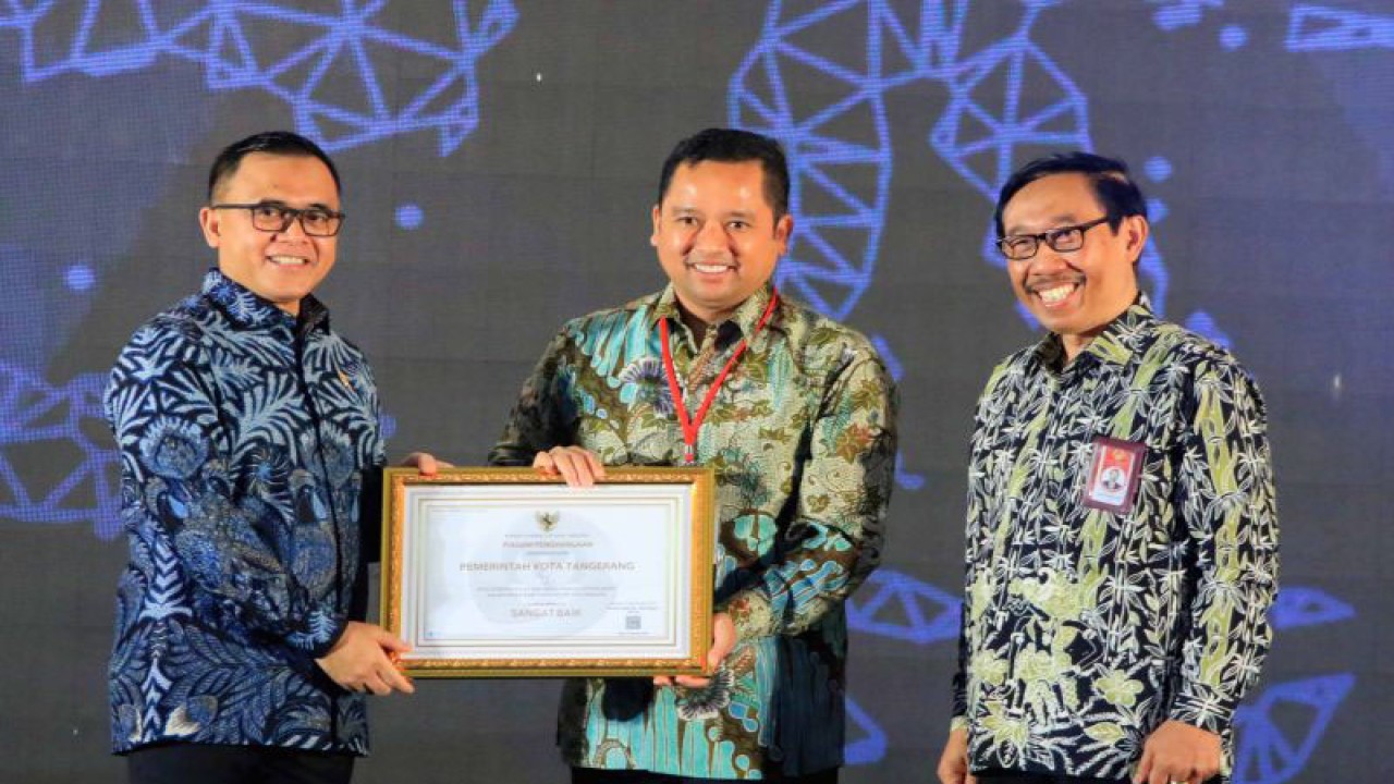 Wali Kota Tangerang Arief R. Wismansyah (tengah) menerima langsung Piagam Penghargaan yang diberikan langsung oleh Menteri Pendayagunaan Aparatur Negara dan Reformasi Birokrasi (PAN RB), Abdullah Azwar Anas (kiri) beserta Ketua KASN, Prof. Agus Pramusinto ( kanan) yang berlangsung di Hotel Grand Sahid Jaya, Jakarta Pusat, Kamis (8/12/22). ANTARA/HO-Humas Pemkot Tangerang