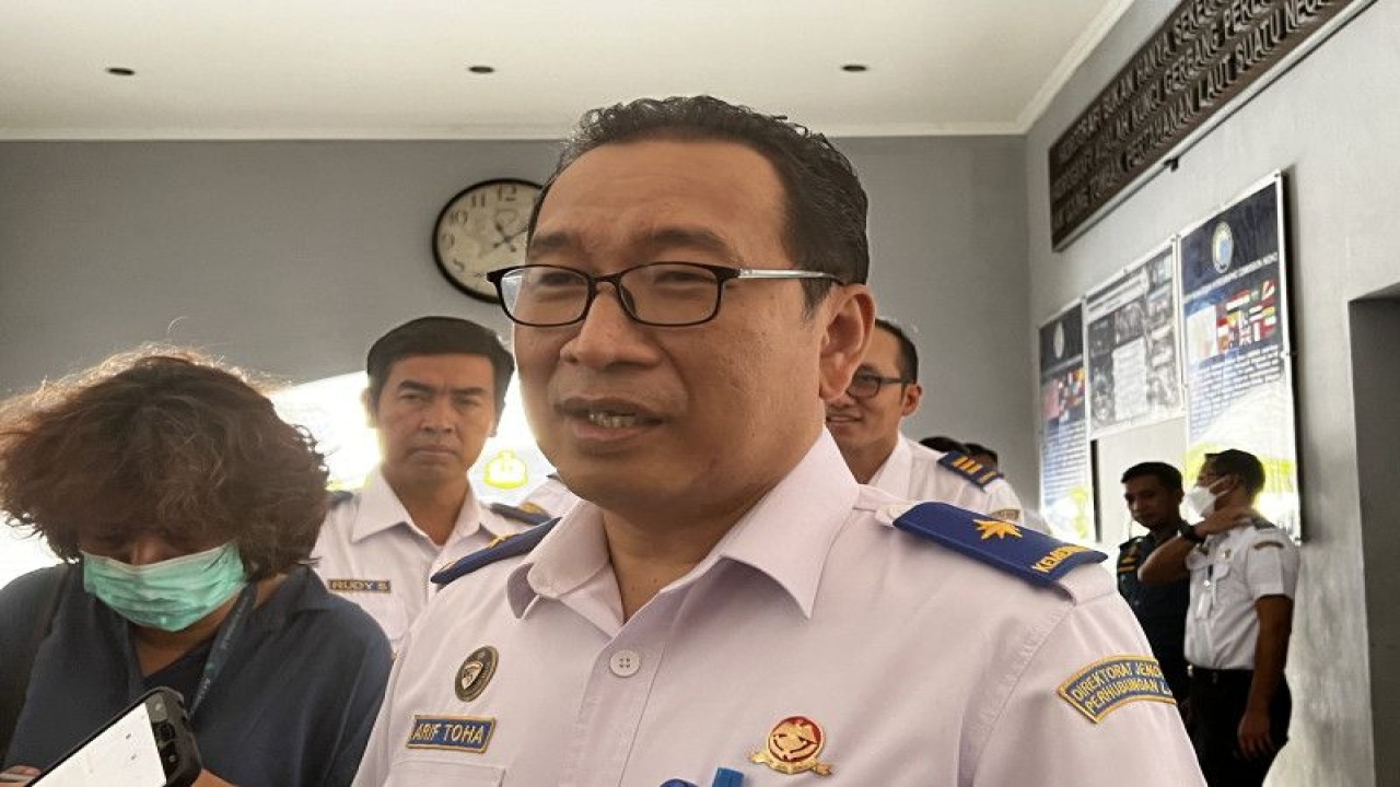 Direktur Jenderal Perhubungan Laut (Dirjen Hubla) Kementerian Perhubungan Arif Toha memberi keterangan kepada wartawan di Markas Komando Pusat Hidrografi dan Oseanografi TNI AL, Ancol Timur, Jakarta Utara, Kamis (15/12/2022). ANTARA/Putu Indah Savitri