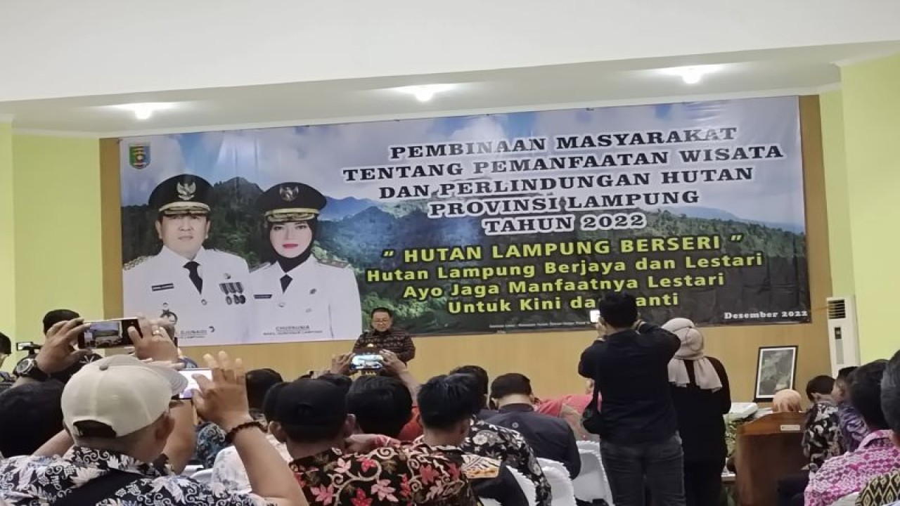Gubernur Lampung Arinal Djunaidi saat memberi sambutan pada acara penyuluhan kehutanan. ANTARA/Ruth Intan Sozometa Kanafi.