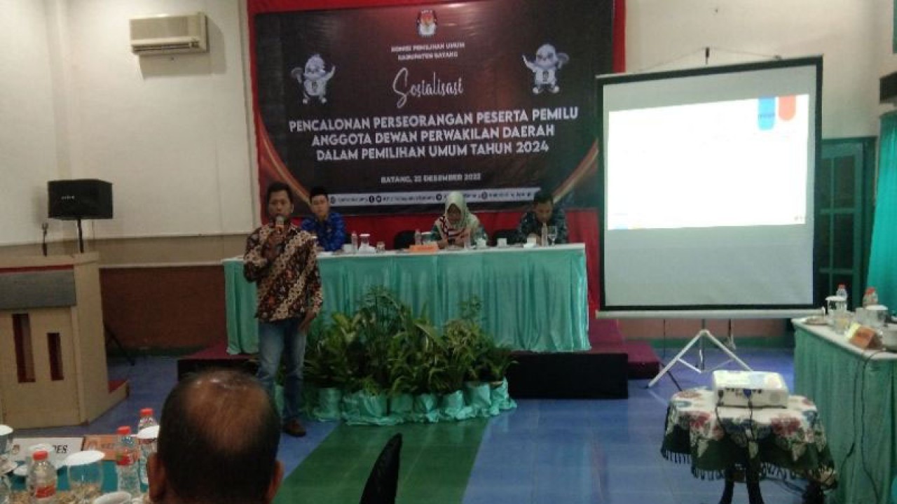 Anggota KPU Kabupaten Batang Aris Setia Budi sedang menyampaikan materi syarat pencalonan Dewan Pimpinan Daerah RI pada acara sosialisasi pencalonan perseorangan peserta pemilu anggota DPD 2024, di Batang, Kamis (22/12/2022). (ANTARA/Kutnadi)