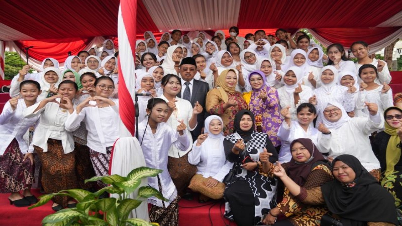 Wakil Wali Kota Surabaya Armuji bersama ibu-ibu usai memperingati Hari Ibu di Balai Kota Surabaya, Kamis (22/12/2022). ANTARA/HO-Pemkot Surabaya